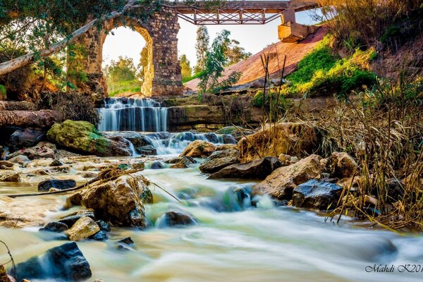 Pont au - dessus d un ruisseau tumultueux de la cascade de la rivière