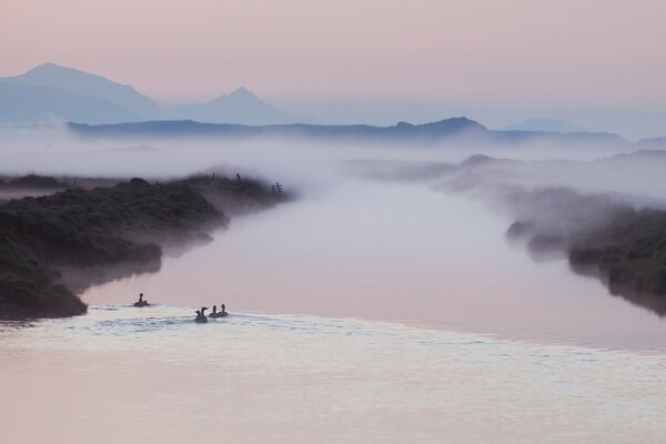 Brouillard sur la rivière et les montagnes