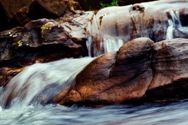 Arroyo rápido de agua fría