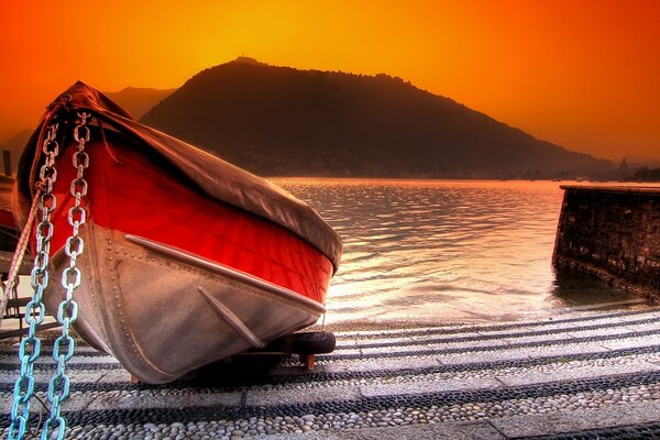 Muelle del río al atardecer