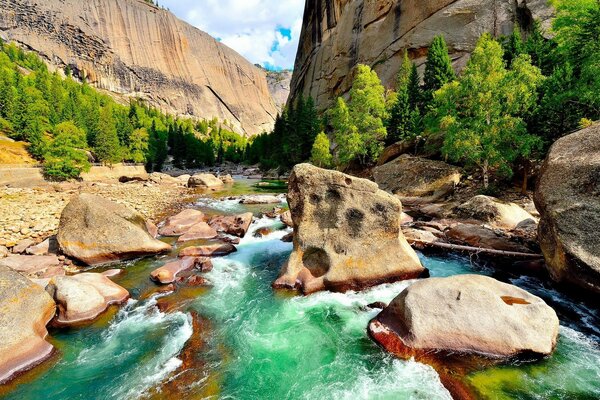 Arroyos y cascadas en el paisaje de la garganta