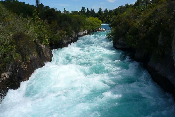 Das sprudelnde Wasser des Flusses triumphiert