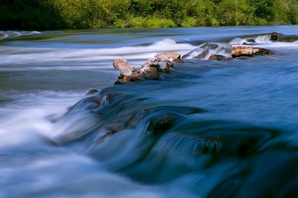 Das blaue Wasser eines stürmischen Flusses