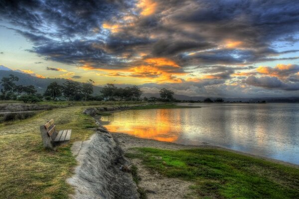 森林和湖泊在夕阳的阴霾