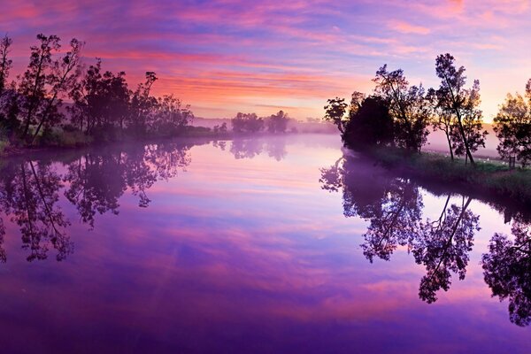 Pôr do sol roxo no lago