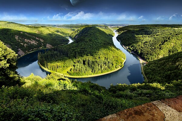 Boucle de rivière entourée de collines boisées