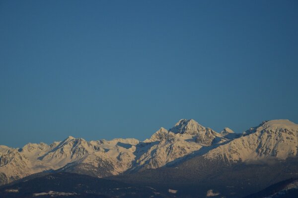 Schneebedeckte Gipfel der hohen Berge