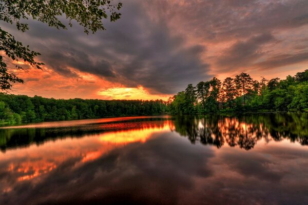 Lago Rio natureza pôr do sol céu reflexão na água