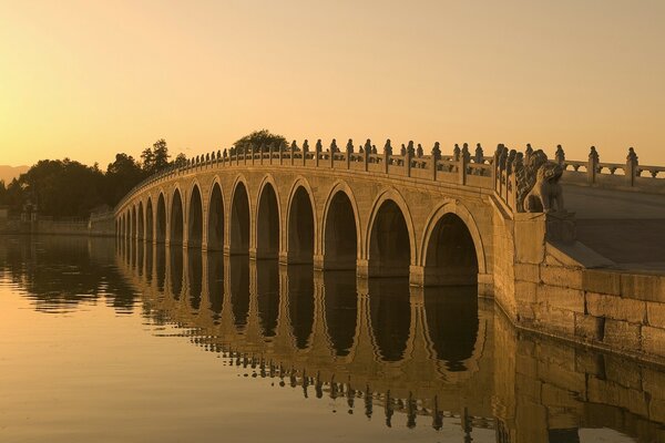 Pont historique architectural au bord d une rivière tranquille