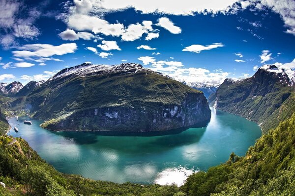 Der See umgibt den grünen Berg