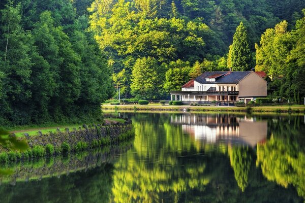 Ein einsames Haus am Fluss