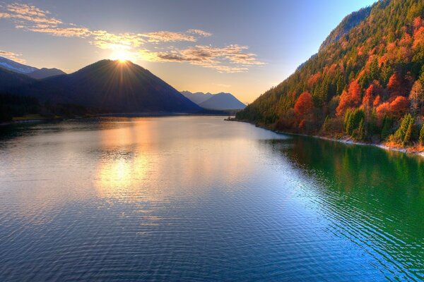 Vista del Lago autunnale in montagna