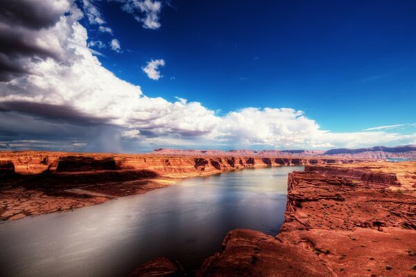 Rivière au milieu d un Canyon sous un ciel bleu