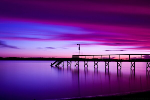 Puesta de sol púrpura en la orilla del río