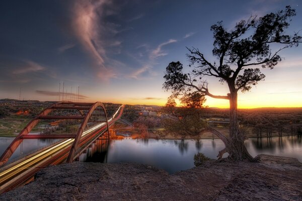 Herrliche Brücke über den Fluss