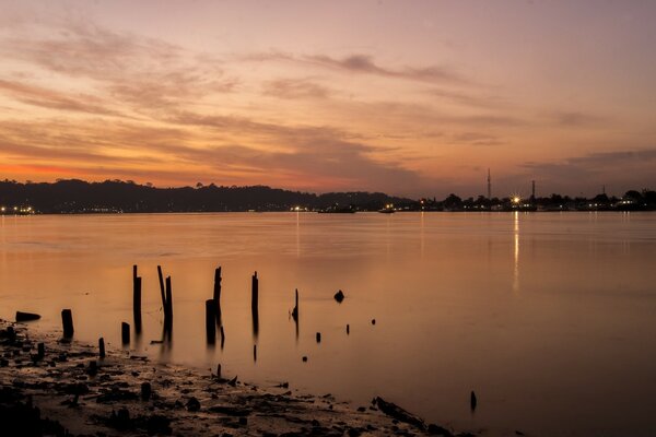 O amanhecer manchou as lagoas de água e riachos