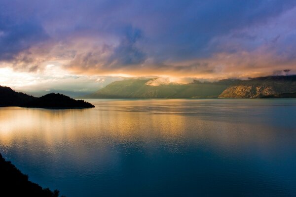 Tramonto sulla superficie dell acqua