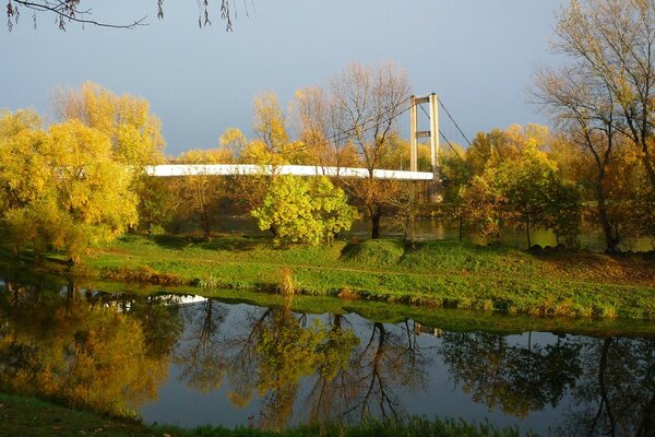 Hermoso puente sobre un río tranquilo