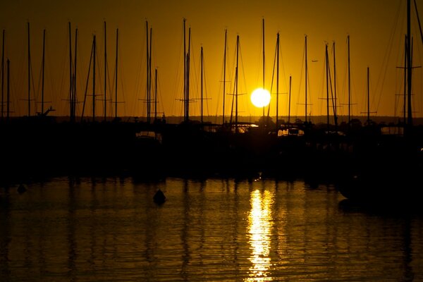 Ruhiger, ruhiger Hafen bei Sonnenuntergang