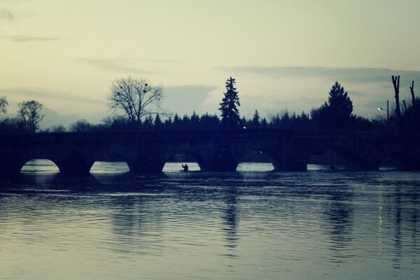 Lago de noche en el puente