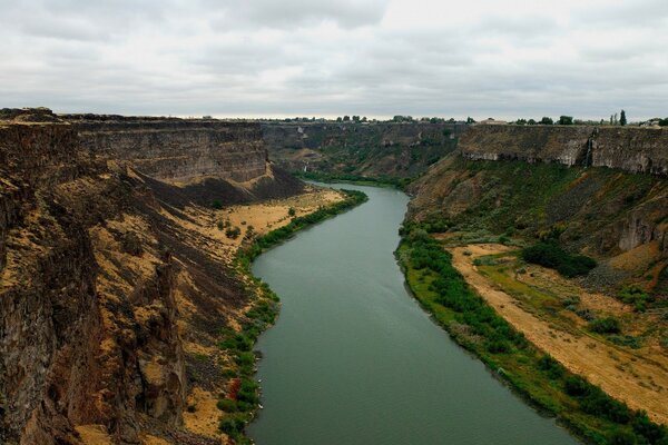 Rio de montanha cercado por montanhas