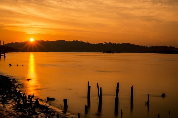 Brillante puesta de sol en la orilla del mar