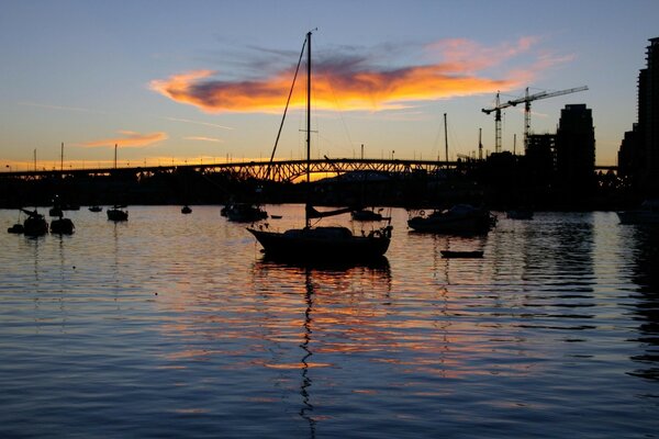 Bateaux contre beau coucher de soleil