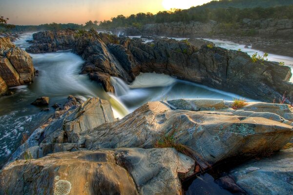 Fiume panoramico tra enormi rocce