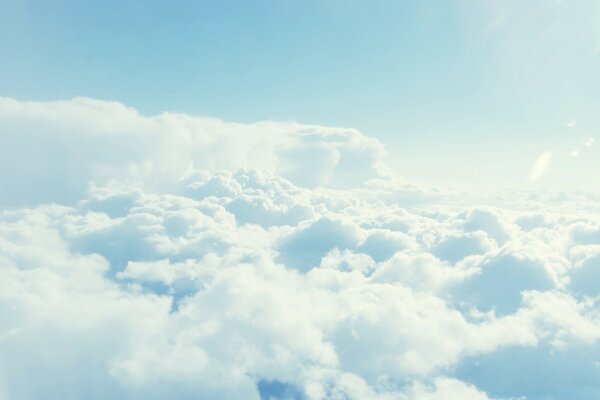 Belle vue de dessus de nuages blancs