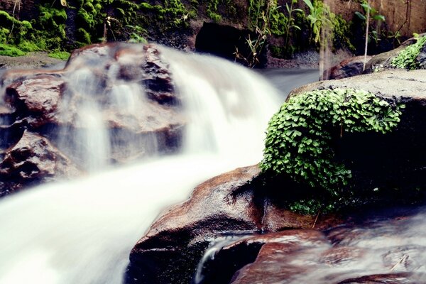 Berg kleiner Wasserfall am Fluss