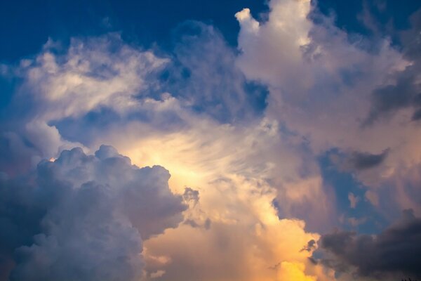 Cúmulos de nubes en el cielo azul