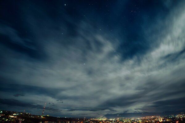 Cielo chiaro di luna di notte