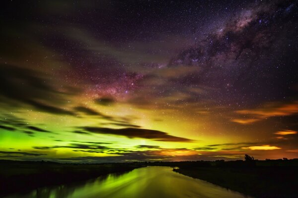 L aurora boreale nel cielo è visibile