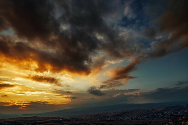 Paysages enchanteurs du soleil dans le ciel du soir