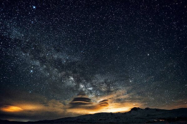 Cielo estrellado y puesta del sol