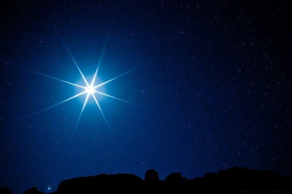 Яскрава світиться зірка на нічному небі