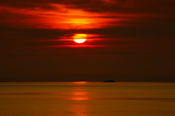 Bunter Sonnenuntergang am Meer