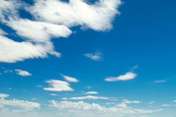 Gefiederte Wolken am blauen Himmel