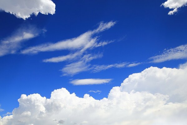 Muchas nubes en el cielo azul