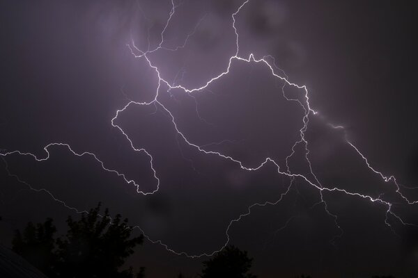 Dessin de la foudre dans le ciel nocturne