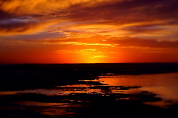 Hermosa puesta de sol sobre el mar