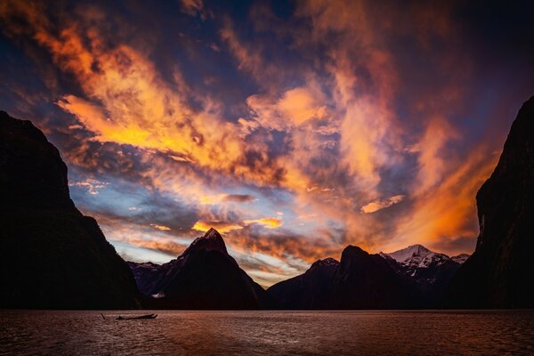 Bergsee vor dem Hintergrund eines schönen Sonnenuntergangs