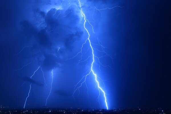 A tempestade atingiu a cidade da noite