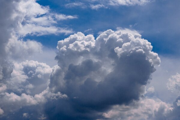 Lumière à travers les nuages dans le ciel