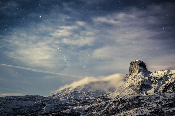 Paisaje de montaña en la nieve