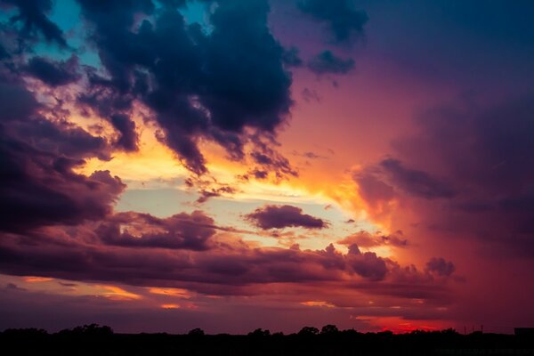 En el cielo, la puesta de sol vespertina