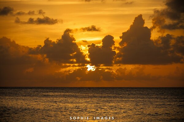 Schöner orange Meer Sonnenuntergang