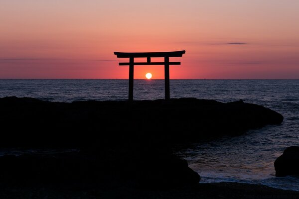 太阳落在海面上