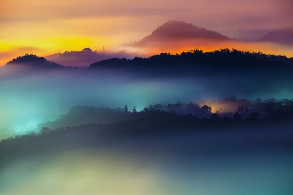 Puesta de sol en lo alto de las montañas