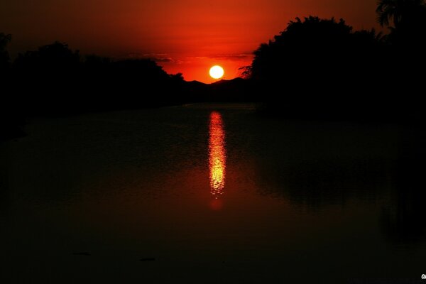 Coucher de soleil du soir sur un ciel sombre